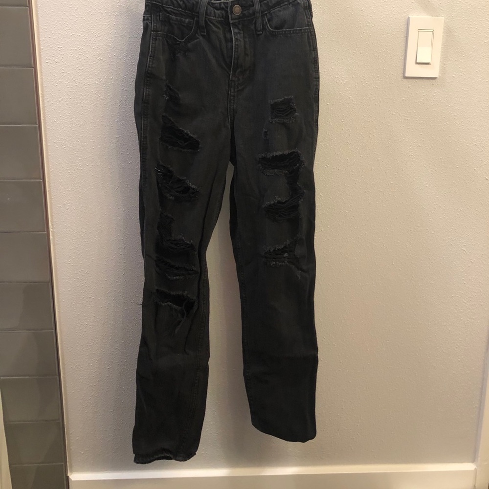 BLACK RIPPED JEANS